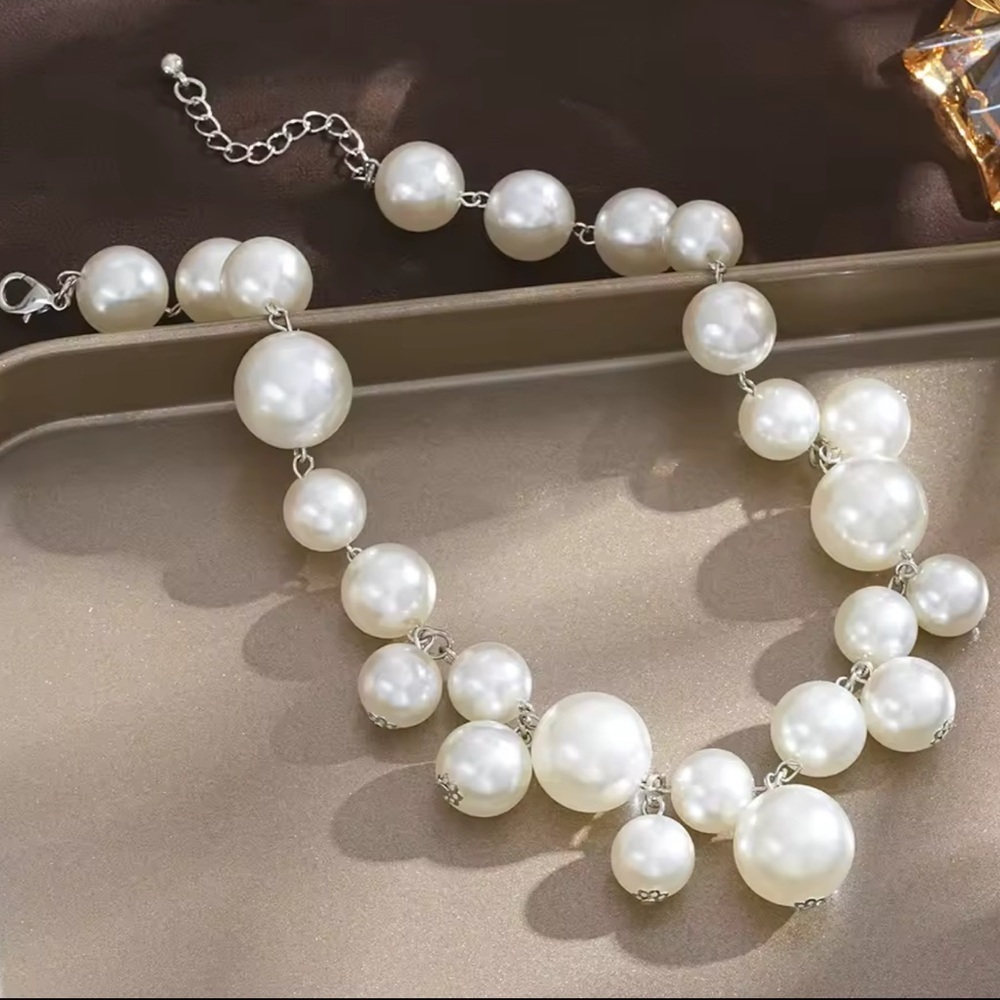 Vintage Classic White Pearl Cluster Necklace - Picture 2 of 8